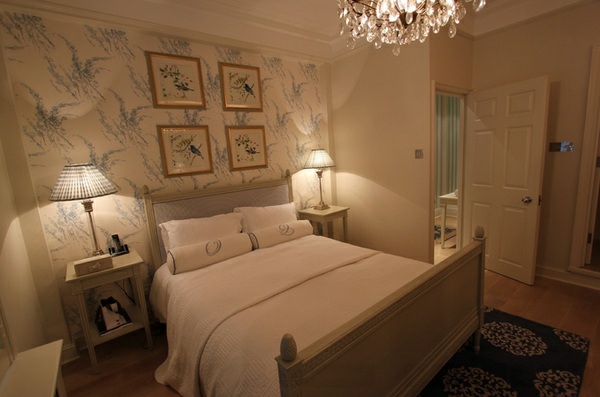 schlafzimmer skandinavisch möbel design wandtapete muster leuchten