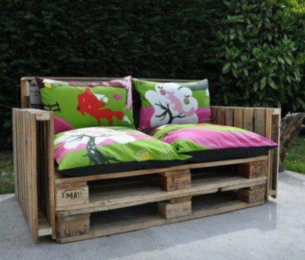 sofa aus paletten bauen gartenmöbel farbige 