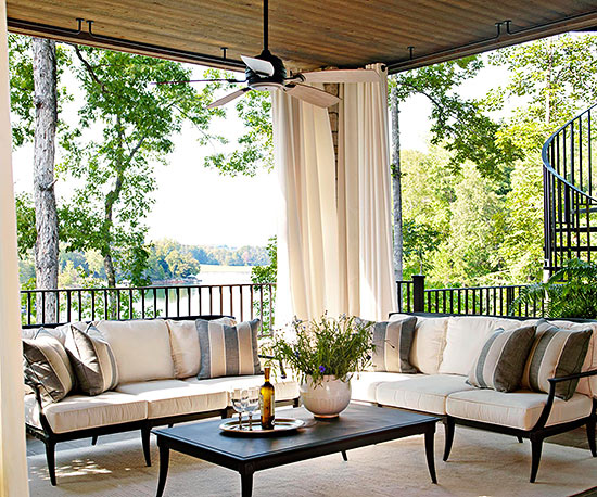 terrassengestaltung ideen veranda gartenmöbel entspannungsecke vorhänge baldachin