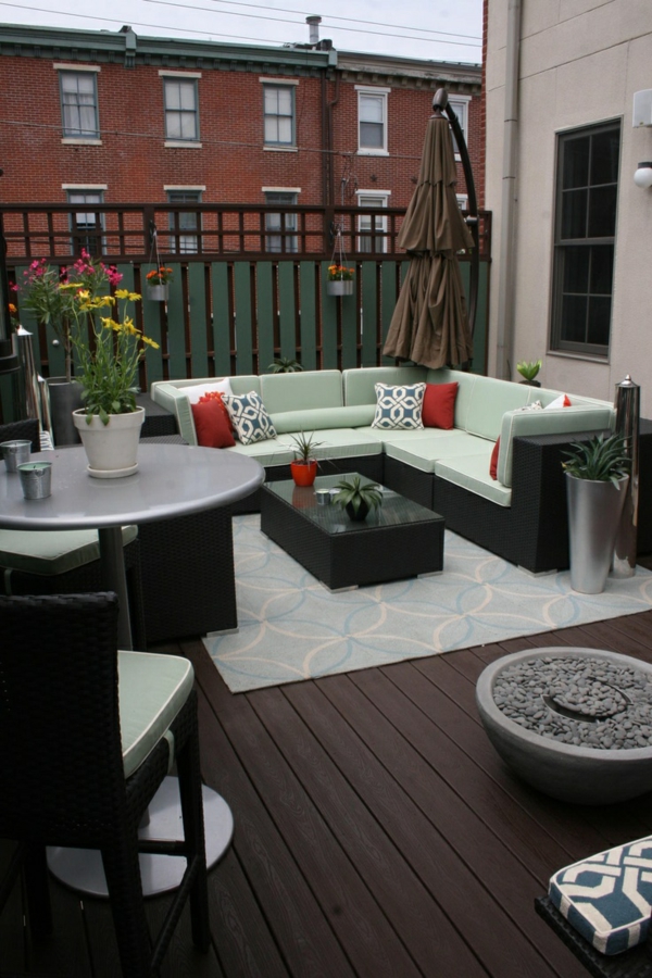 terrassengestaltung modern urban terrassenteppich sofa rattanmöbel