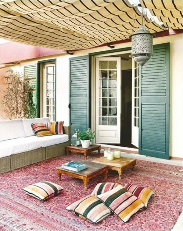 terrassengestaltung orientalisch balkon teppich dekokissen 