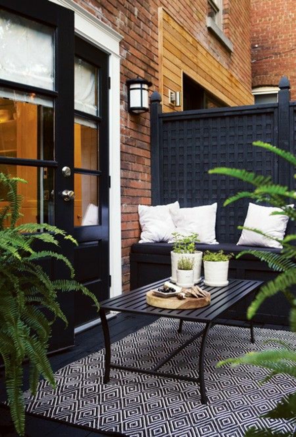 terrassengestaltung-patio-balkon-seitensichtschutz-stilvoll-schwarz-gartenmöbel