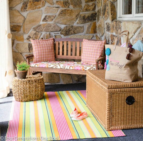 Ein farbiger Terrassenteppich wird Ihren Balkon schön erfrischen