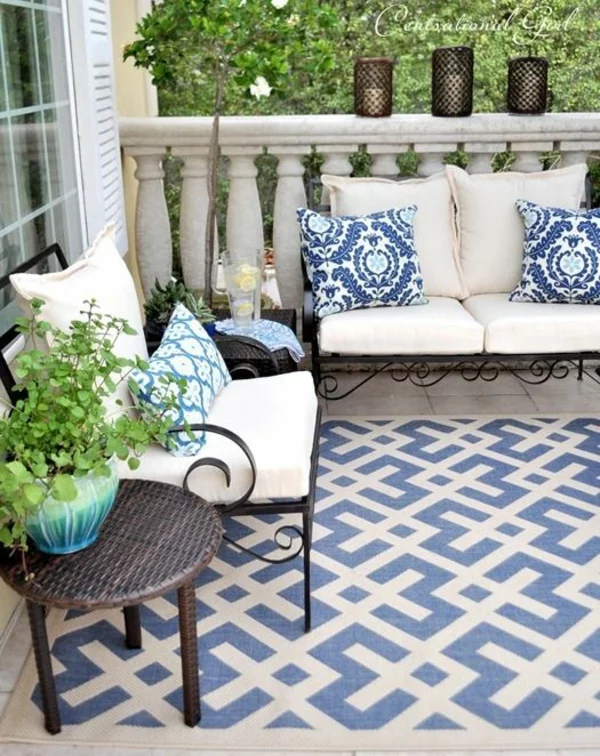 terrassengestaltung terrassenteppich sofa blaue akzente