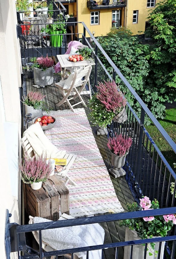 balkonteppich dekoideen balkon pflanzen klappstühle 