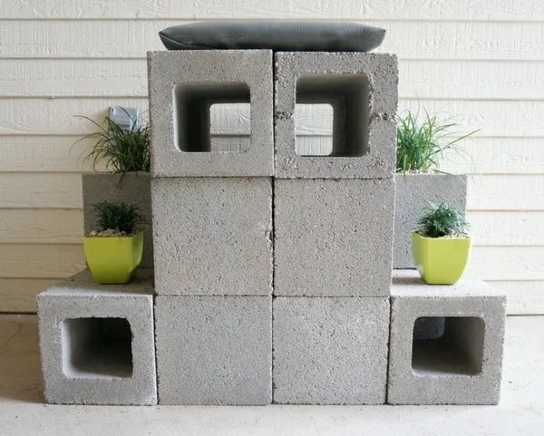 thronsitz aus betonstein pflanzen vorderansicht
