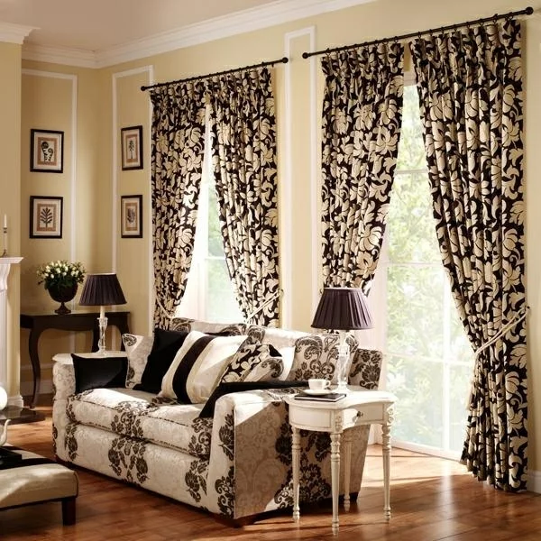 stilvolle Gardinen in beige und schwarz im modernen Wohnzimmer