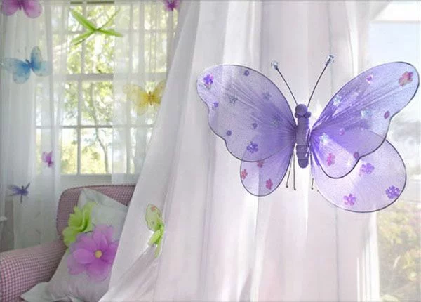 Schmetterlinge in Pastellfarben als Gardinenschmuck 