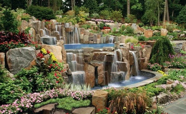 wasseranlage wassergarten pool steine wasserfall pflanzen