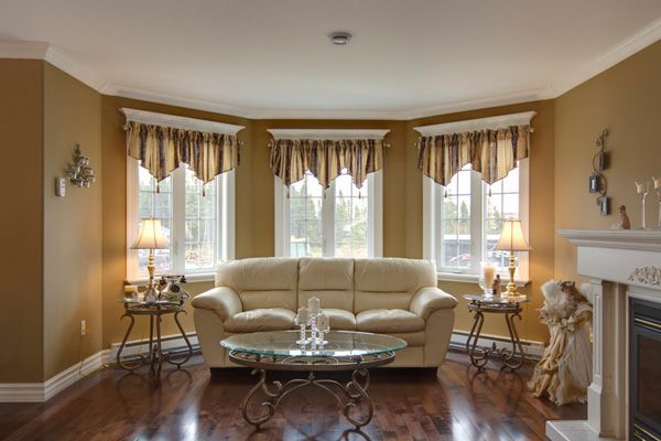 wohnideen zeitgenössisch wohnzimmer farbideen braun ornage sofa 