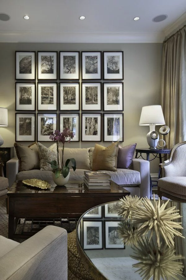 wohnzimmer design ideen grau bilderwand holztisch sofa 