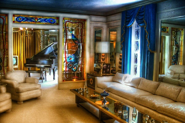 wohnzimmer-farbgestaltung-orientalisch-möbel-beige-blaue-akzente