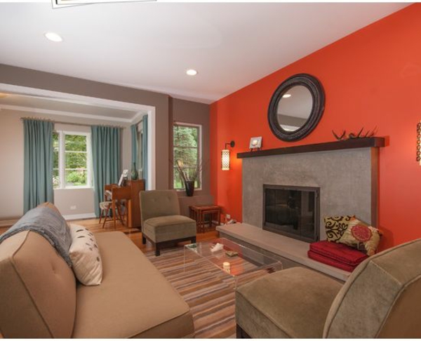 wohnzimmer farbideen modern orange akzentwand braune möbel 