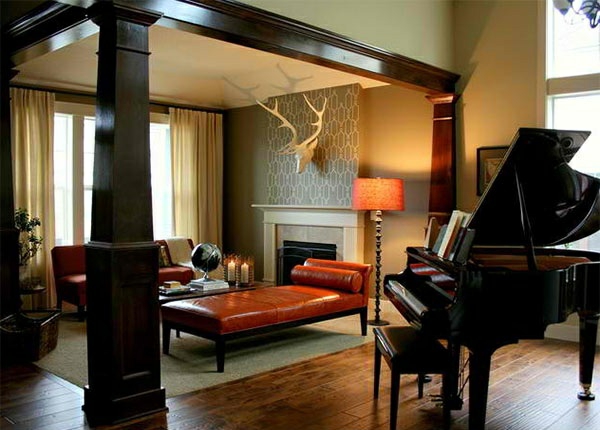 wohnzimmer gestalten möbel klavier einrichtungsstil traditionell leder holz balken kamin