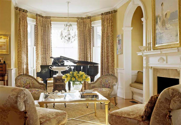 wohnzimmer möbel klavier einrichtungsstil traditionell beige gelb antiksessel couchtisch