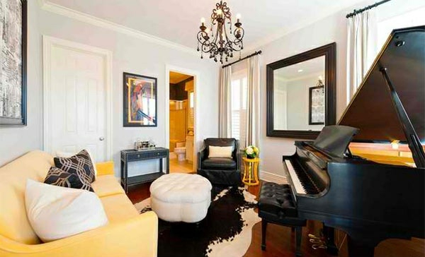 wohnzimmer möbel klavier einrichtungsstil traditionell kolonial gelbes sofa