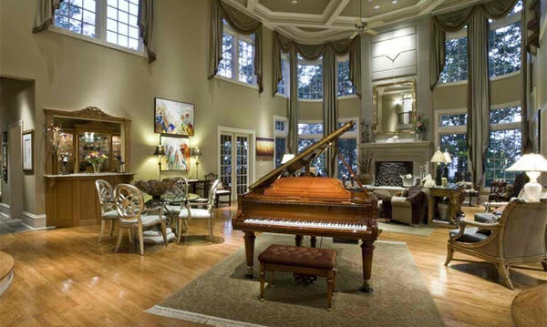 wohnzimmer-möbel-klavier-traditionell-eingerichtet-holzboden-hohe-zimmerdecke