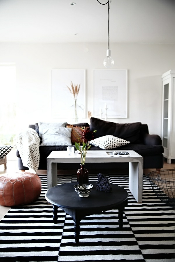 wand sofa bunt streifen teppich wohnzimmereinrichtung ideen