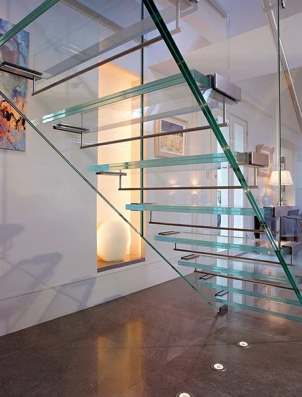 zeitgenössischer korridor treppe aus glas metall elemente 