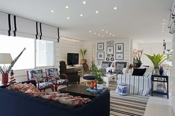 zeitgenössisches wohnzimmer blaues sofa stühle 