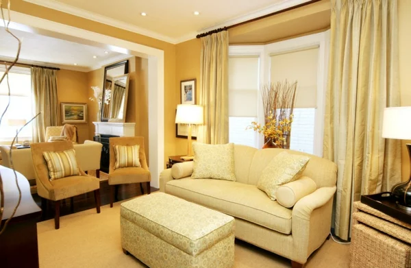 zeitgenössisches wohnzimmer ideen rollos sofa stühle 