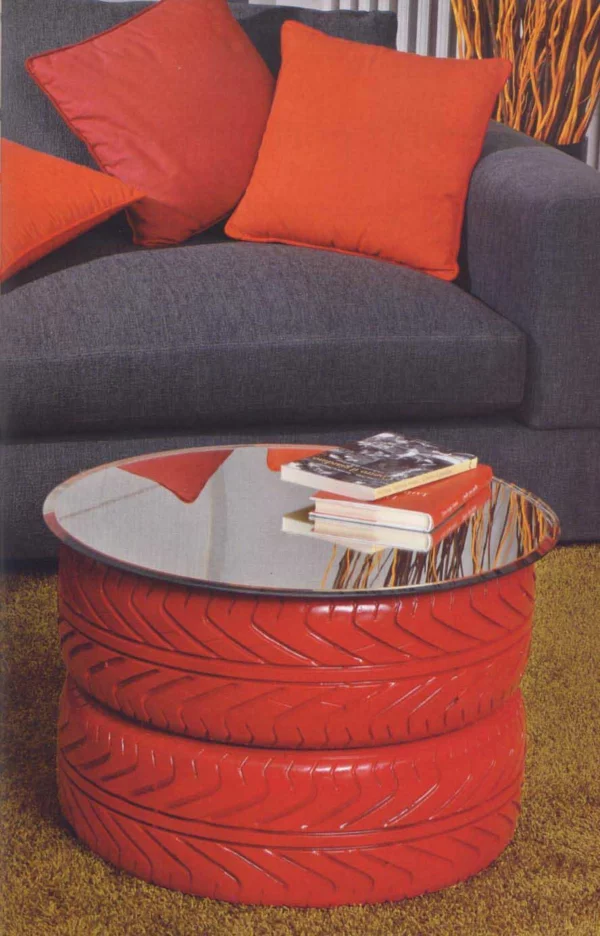 DIY rote wurfkissen sofa grau Möbel aus Autoreifen autoreifen recycling rot besprüht