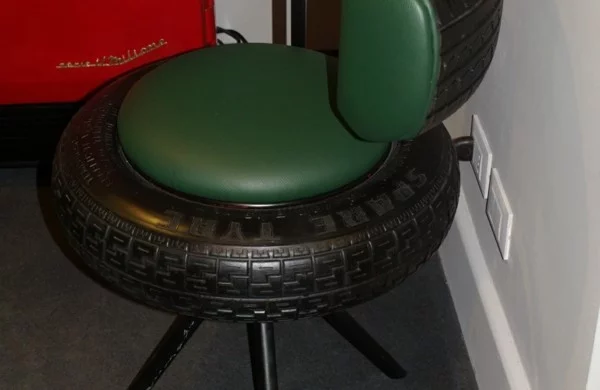Moderner Stuhl aus Leder und Autoreifen 