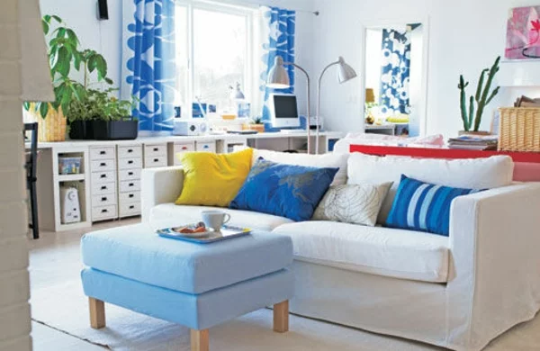 Farbideen hocker blau sofa Wohnzimmer frisch frühling