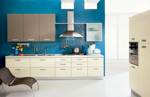 küchenschränke Taubenblauе Wandfarbe küche einrichtung