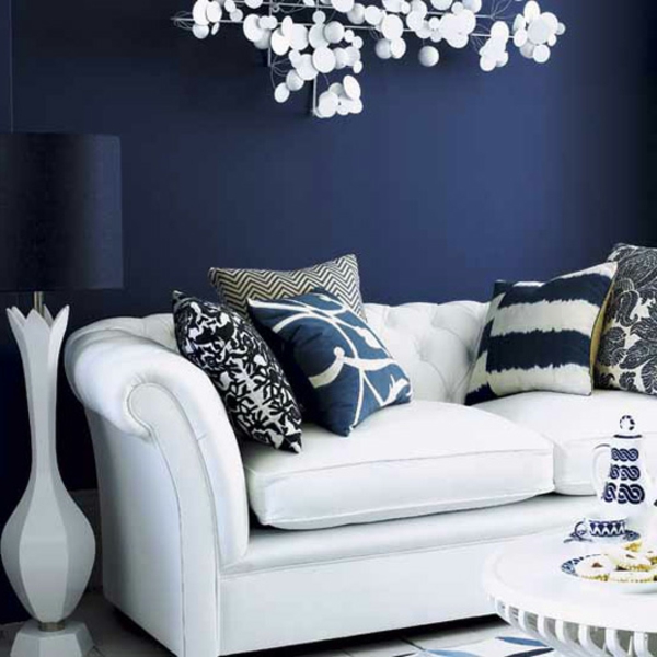 blauе Wandfarbe sofa weiß muster