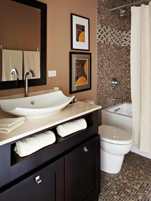 braunes Badezimmer mit dunklen Möbeln, weißen Sanitärobjekten und hellbraunen Wänden