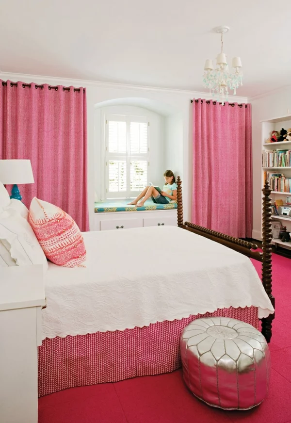 einrichtungsideen schlafzimmer gardinenideen farbideen rosa silber sitzkissen