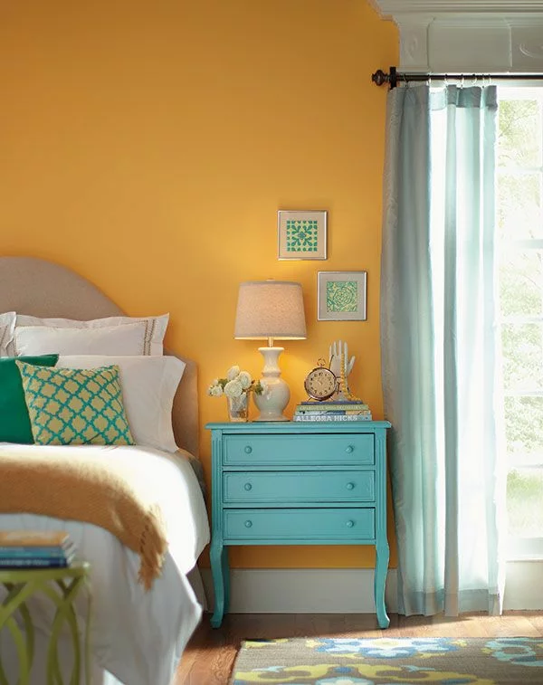 farbgestaltung schlafzimmer farbideen gelbe wandfarbe nachttisch türkisblau