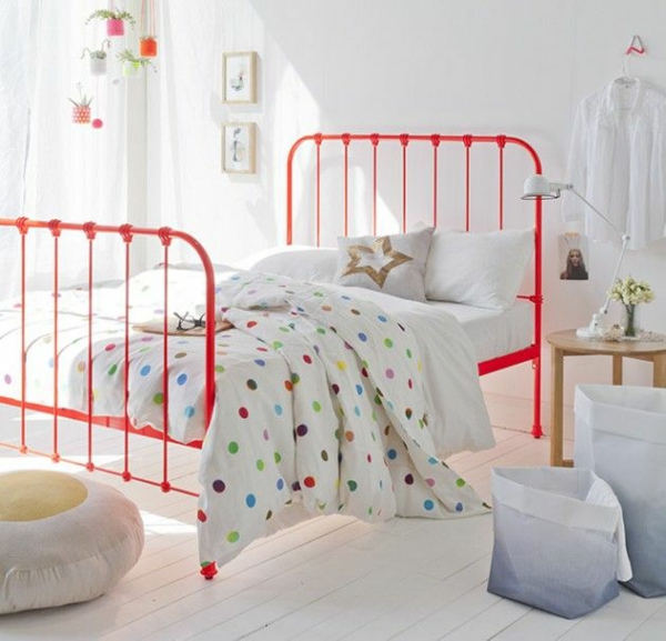 farbgestaltung schlafzimmer farbideen rote farbakzente wandfarbe weiß pünktchenmuster
