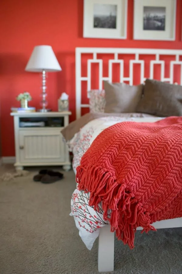 farbgestaltung schlafzimmer farbideen rote wandfarbe tagesdecke warme wohnlichkeit