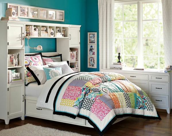 farbgestaltung schlafzimmer farbideen wandfarbe türkisblau bettwäsche kunterbunt patchwork