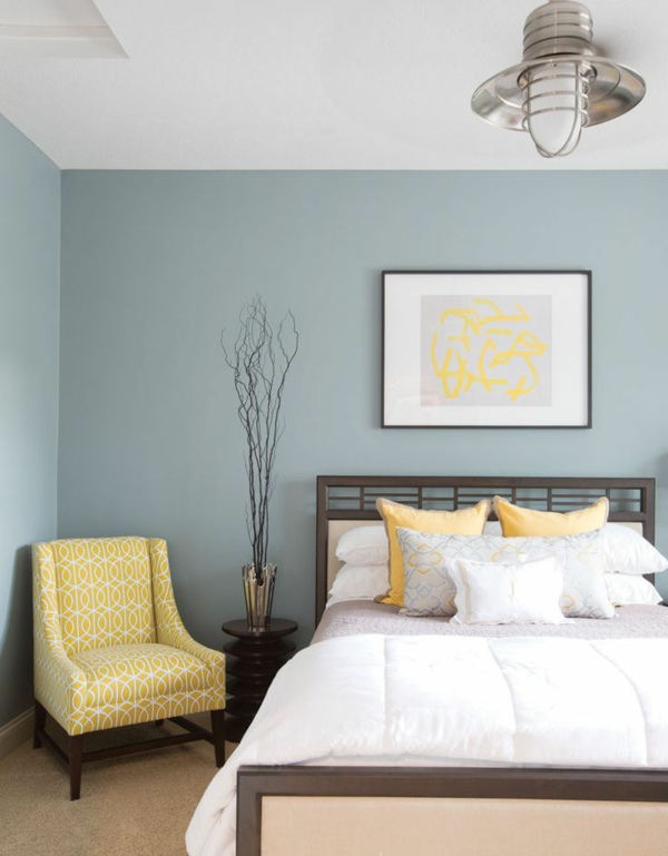 farbgestaltung schlafzimmer pastellfarben gelb sessel wandgemälde wandfarbe taubenblau