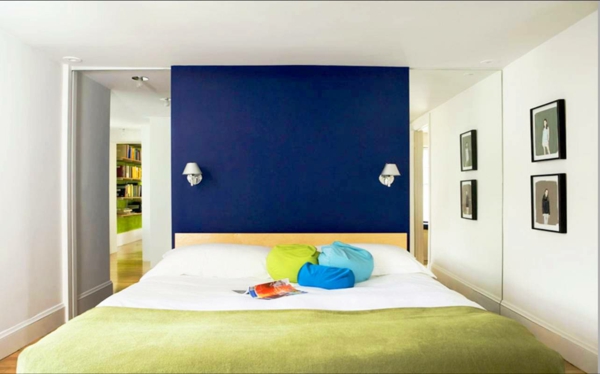 farbgestaltung schlafzimmer wand gestalten wandfarbe königsblau wandlampen