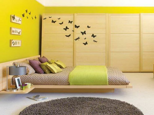 farbideen schlafzimmer im asiatischen stil wandfarbe gelbgrün tagesdecke holzkleiderschrank