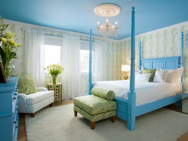 farbideen schlafzimmer möbel bett bettpfosten deckenfarbe blau himmelblau hellgrün weiß