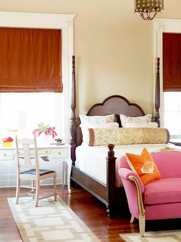 farbideen schlafzimmer möbel farbig bett holzpfosten faltrollos sofa