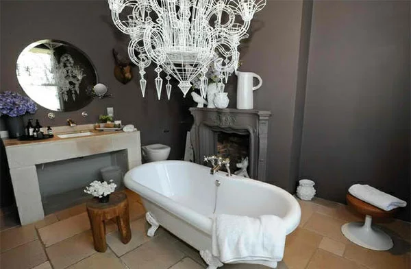 freistehende badewannen weiß elegant viktorisnischer badezimmer kronleuchter kamin