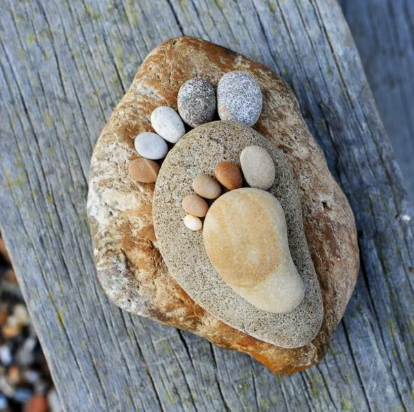 gartendekorationen-steinfüsse-steinfiguren-garten-kieselsteine