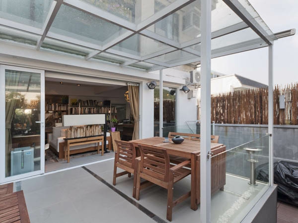 glaspergola terrassengestaltung beispiele sonnenliege esstisch mit stühlen