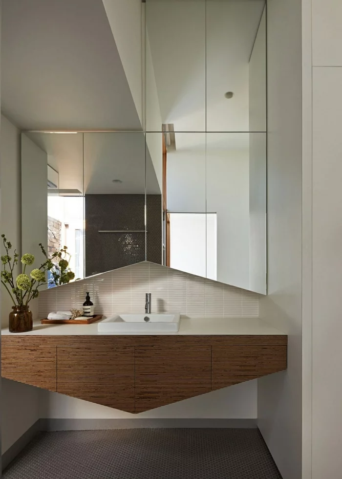 haus renovieren moderne badezimmer einrichtung spiegelwand waschbecken unterschrank aus holz