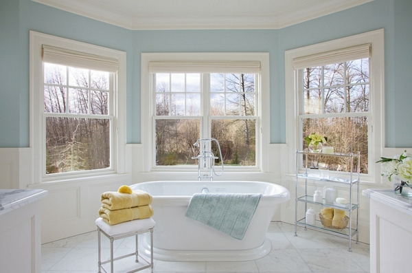blau und weiß badezimmer gelbe akzente
