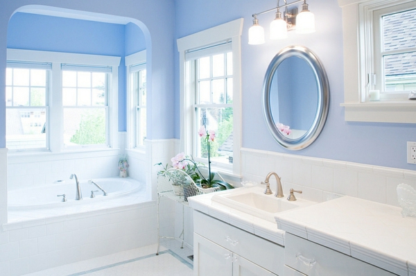 innendesign blau weiß badezimmer luxuriös runder spiegel