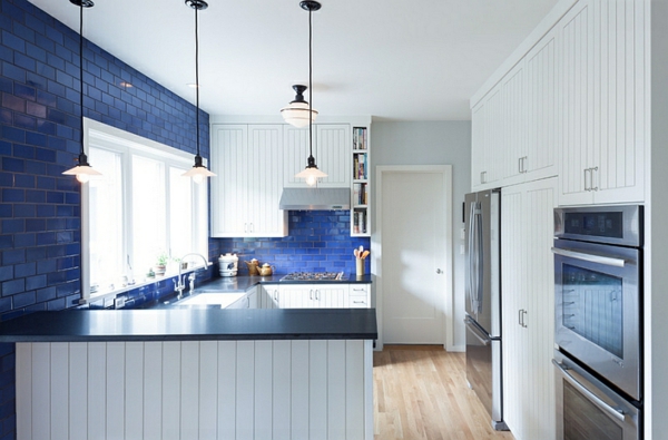 blau und weiß küche pendelleuchten ziegelwand