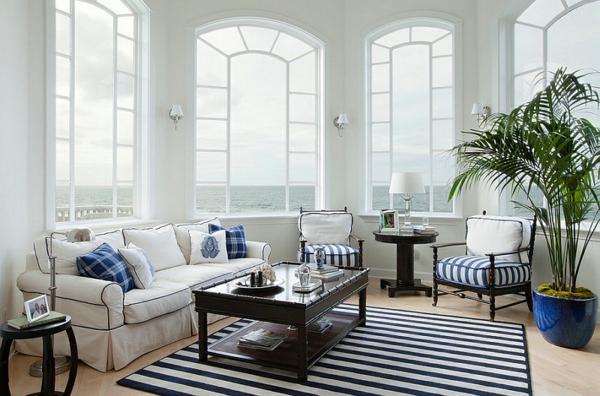 innendesign wohnzimmer blau und weiß fenster teppich sofa