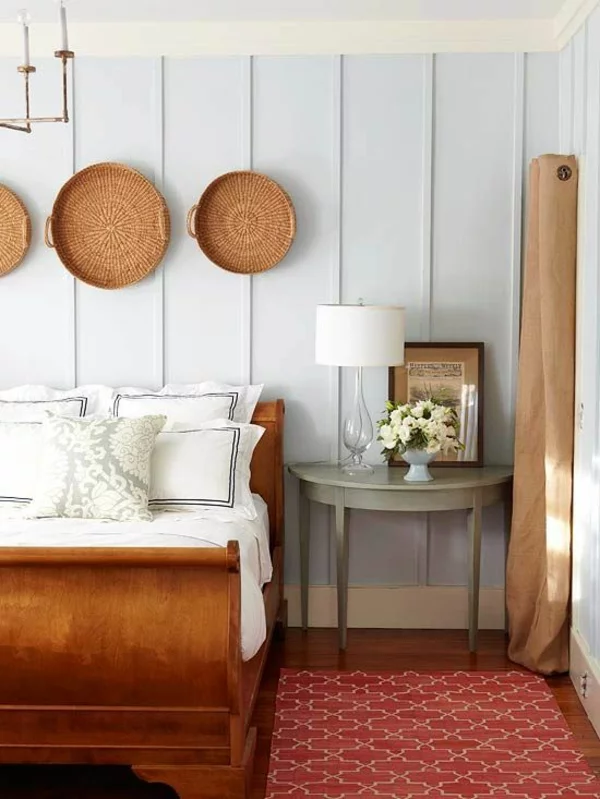 Schlafzimmer im Landhausstil Kunststoffpeneele streichen in Weiß Bett aus Holz Rattan Wanddeko Läufer Nachttischlampe 